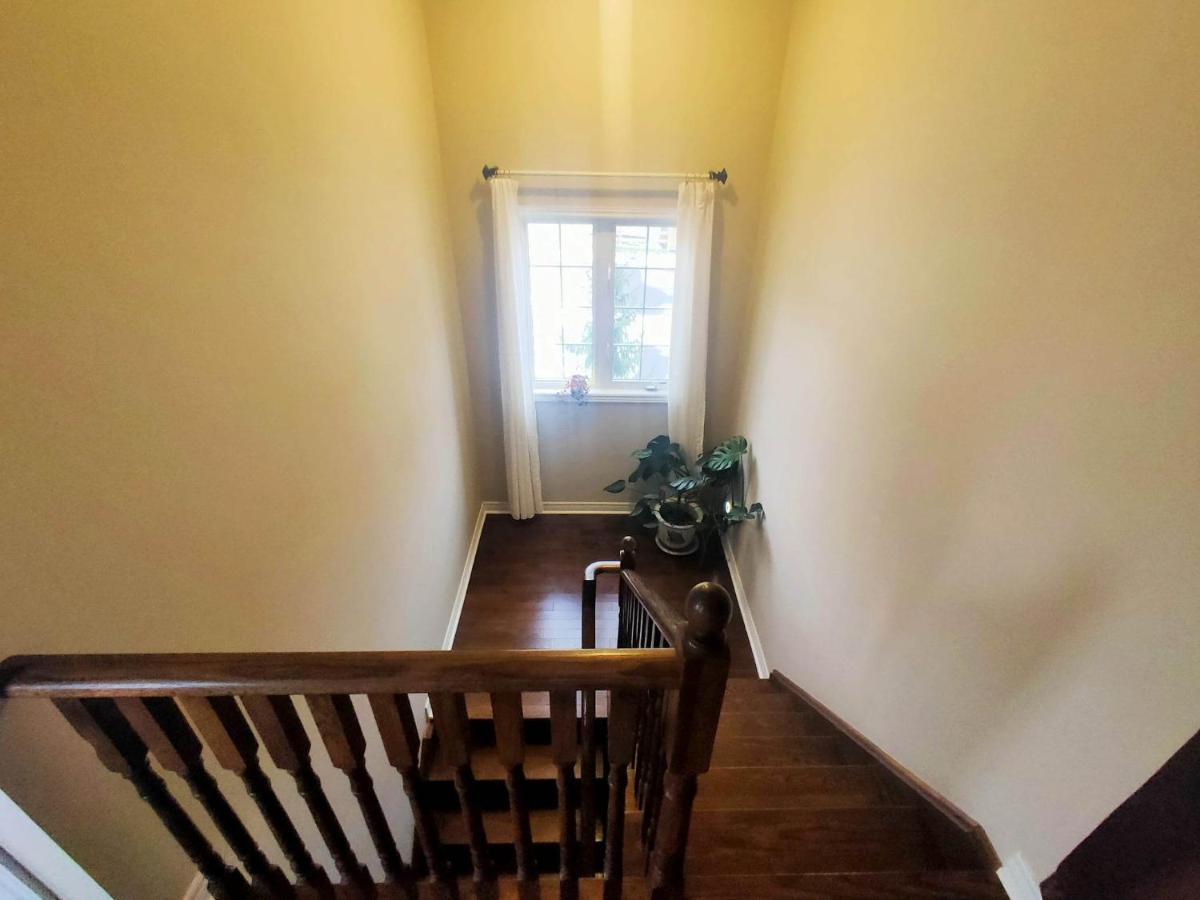 Affordable Room With Free Parking In Newmarket On Exterior photo