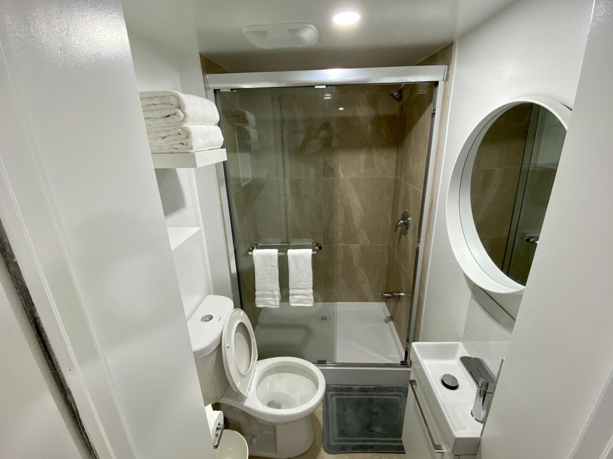 Affordable Room With Free Parking In Newmarket On Exterior photo